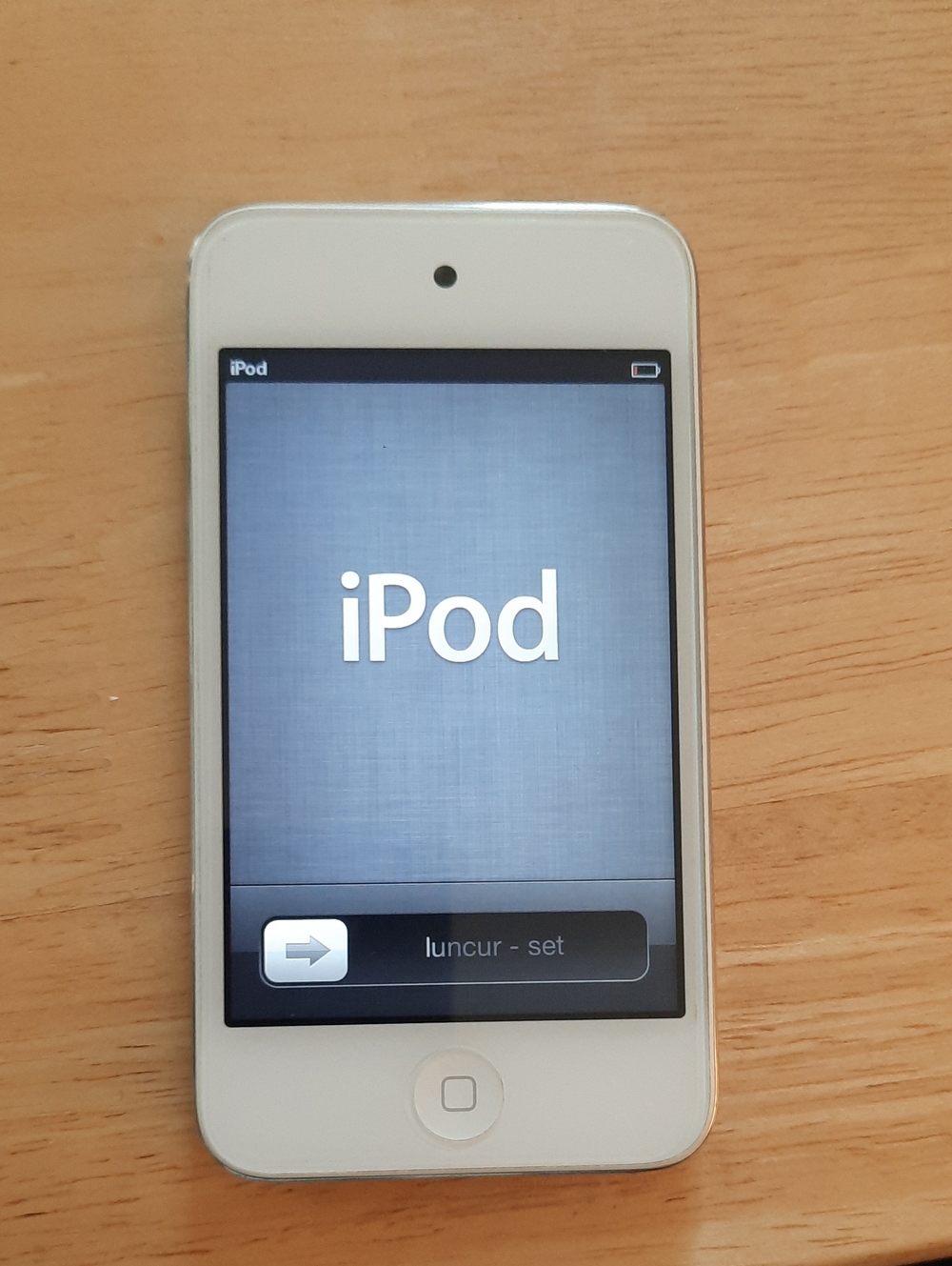 White Apple iPod Touch 4th Generation 8GB And Charging Chord